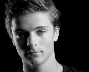 Martin Garrix & Tiesto - The Only Way Is Up (Original Mix) Martin Garrix & Tiesto - The Only Way Is Up (Original Mix)