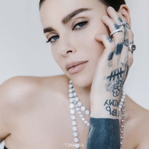 Елена Темникова - Душит ювелирка Елена Темникова - Душит ювелирка